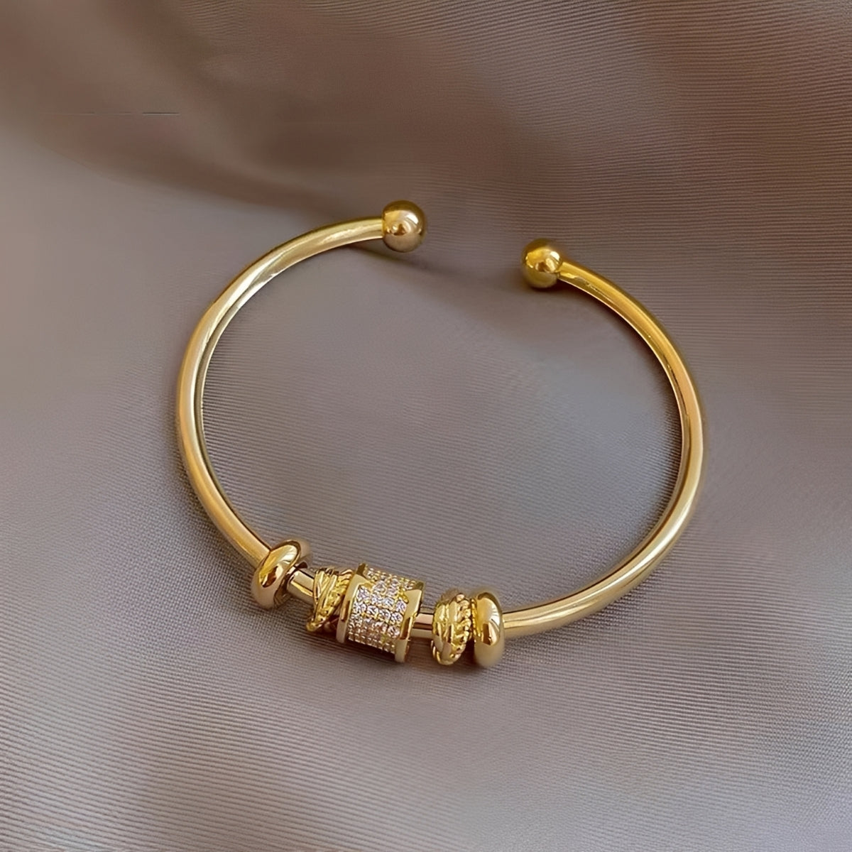 Amalia – Pulsera ajustable con charms dorados