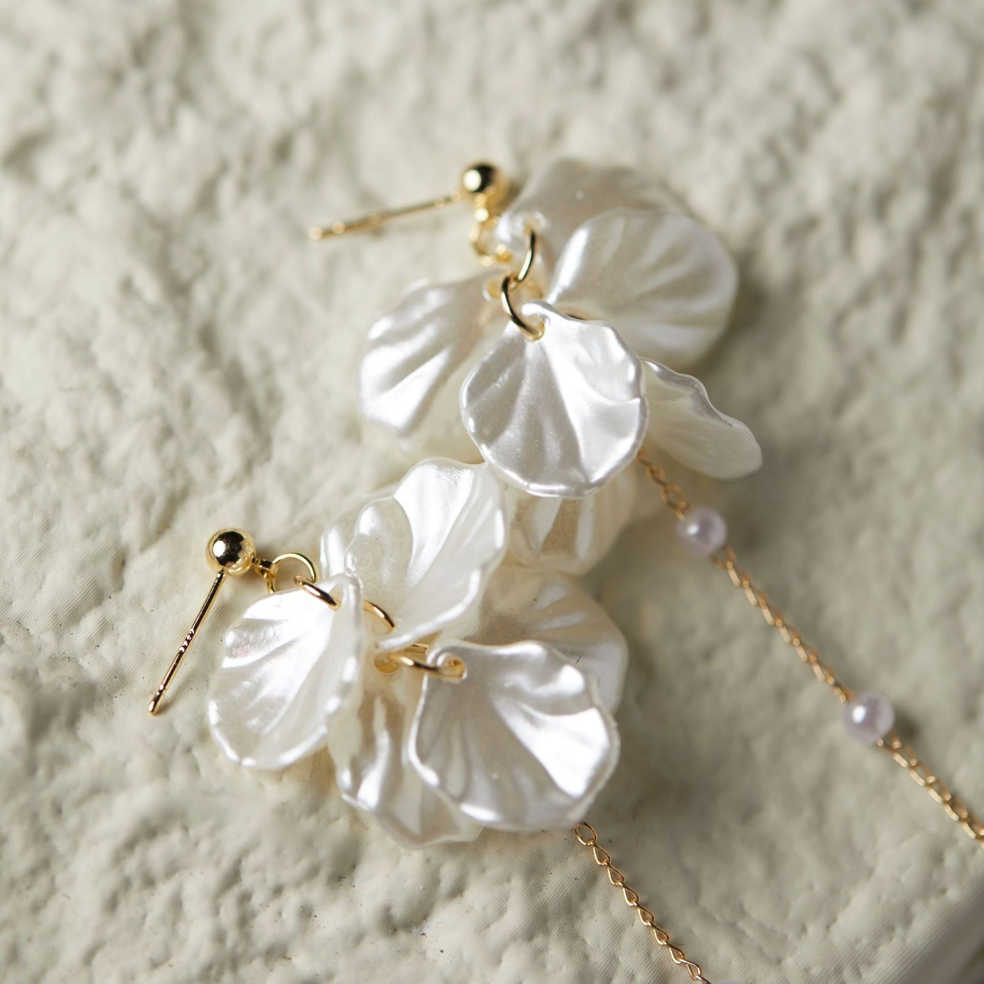 Rhia – Pendientes de pétalos de flores de hadas con perla y borlas