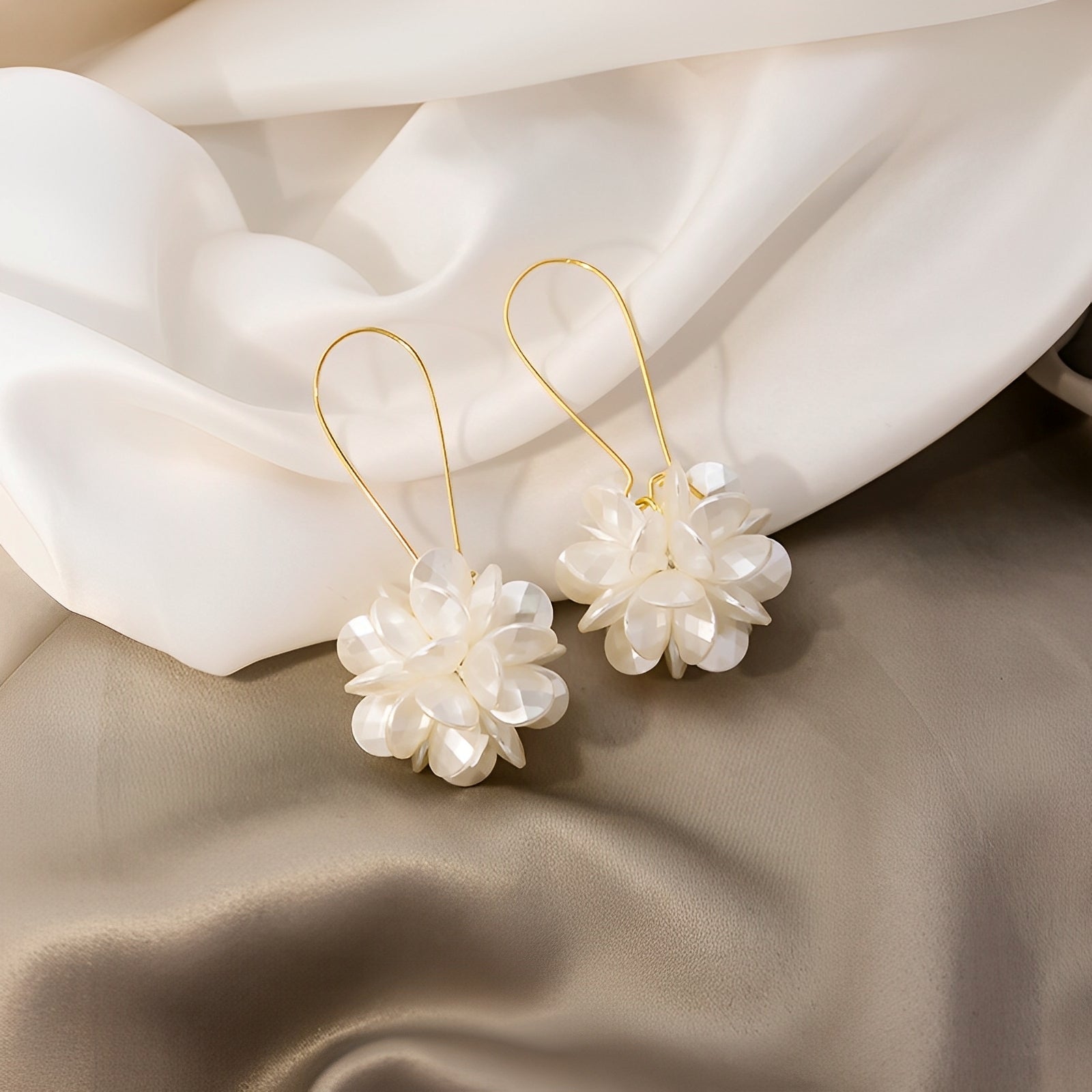 Florina – Pendientes de flores blancas con encanto natural