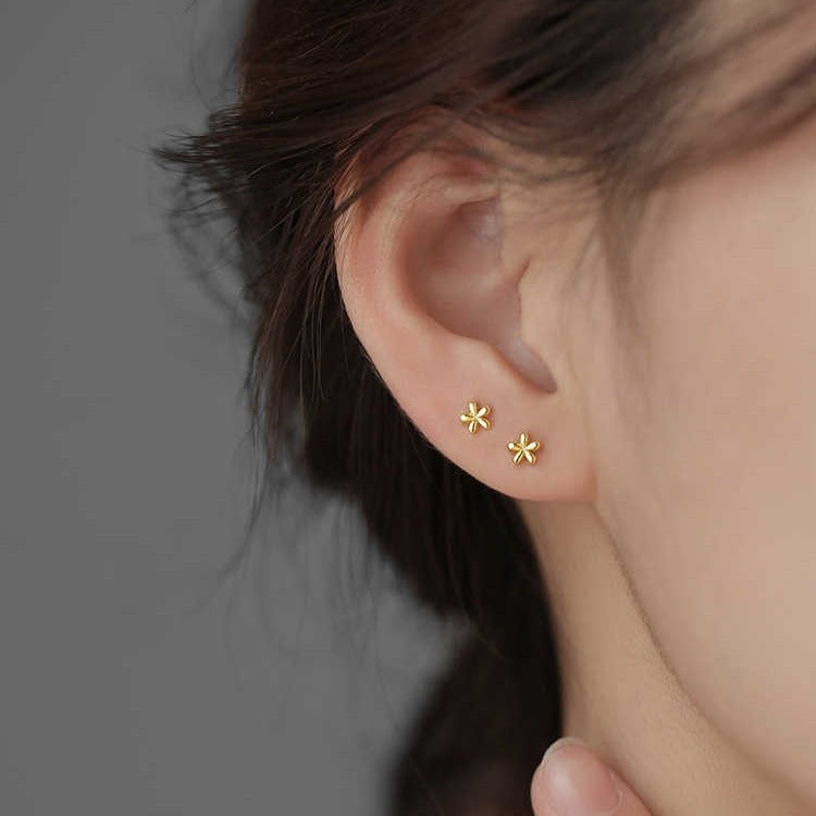Lily – Pendientes pequeños de oro