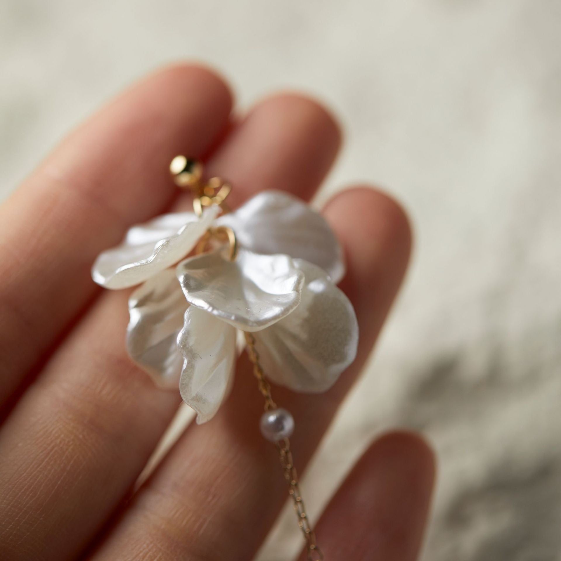 Rhia – Pendientes de pétalos de flores de hadas con perla y borlas