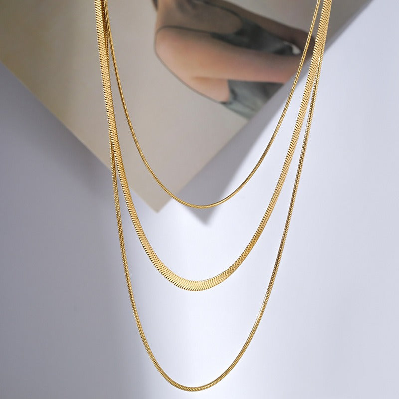 Ashley – Collar de cadena de serpiente dorada de 3 filas