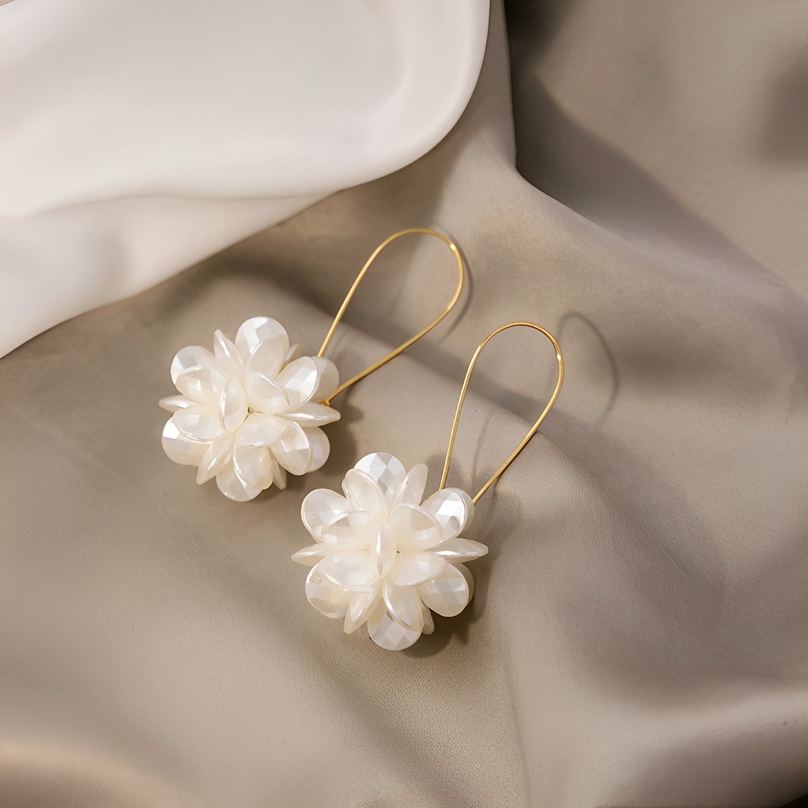 Florina – Pendientes de flores blancas con encanto natural
