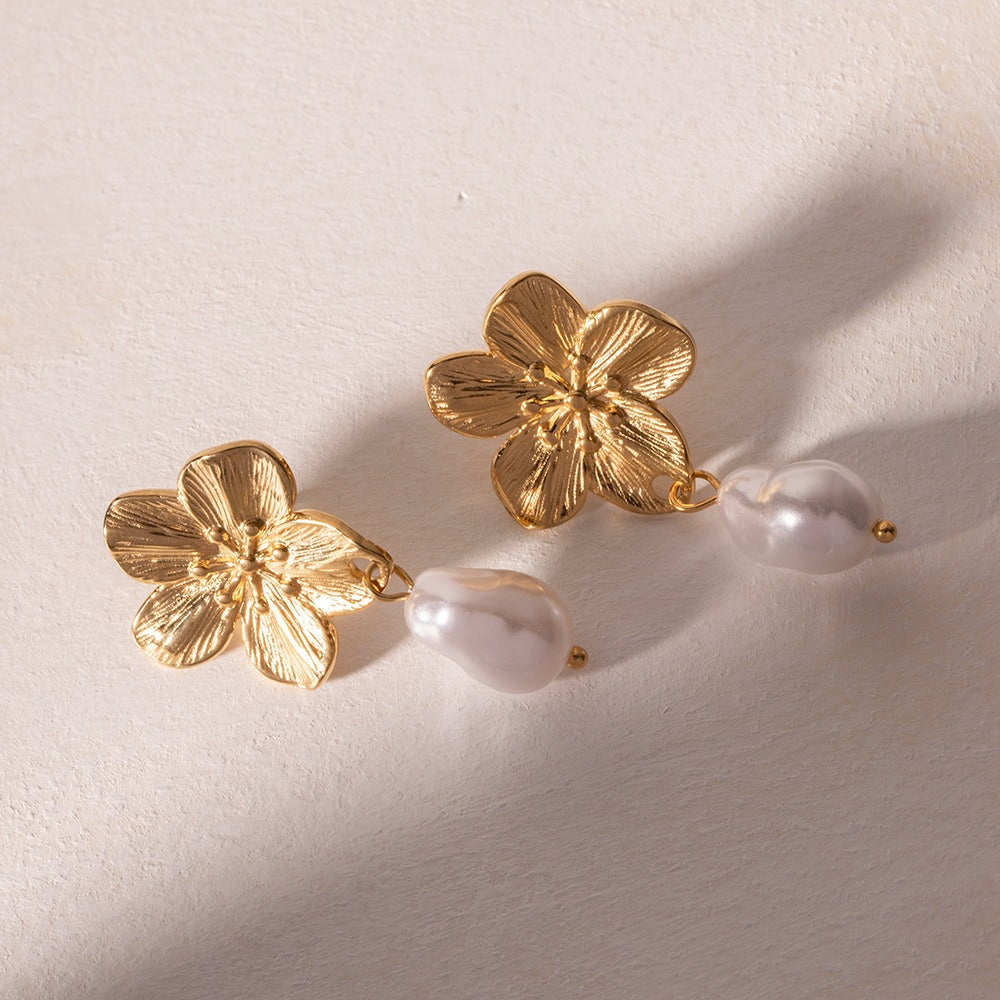 Ember – Pendientes creación floral con perlas doradas