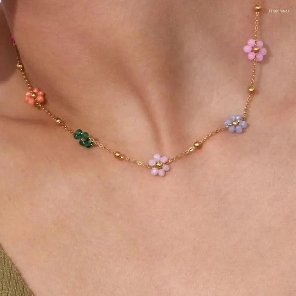 Karylle – Collar dorado con pequeñas flores de colores