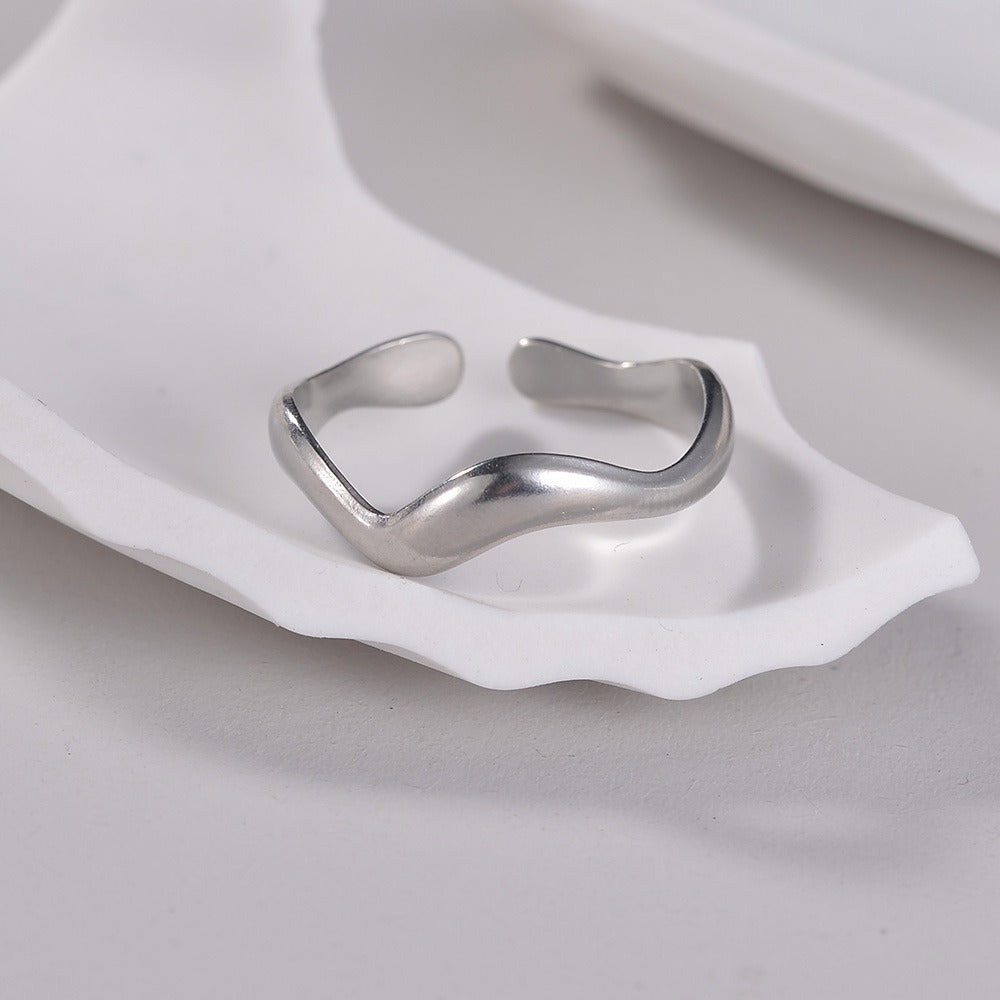 Theva – Anillo abierto de ondas de agua de acero de titanio