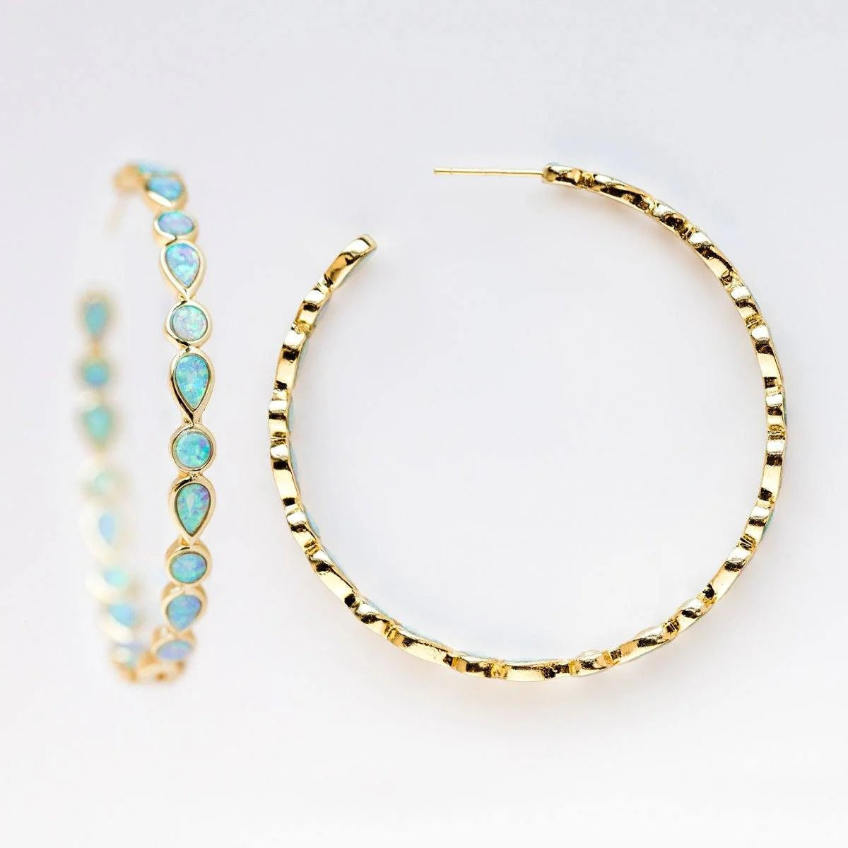 Raya – Aros vintage dorados con ópalo azul
