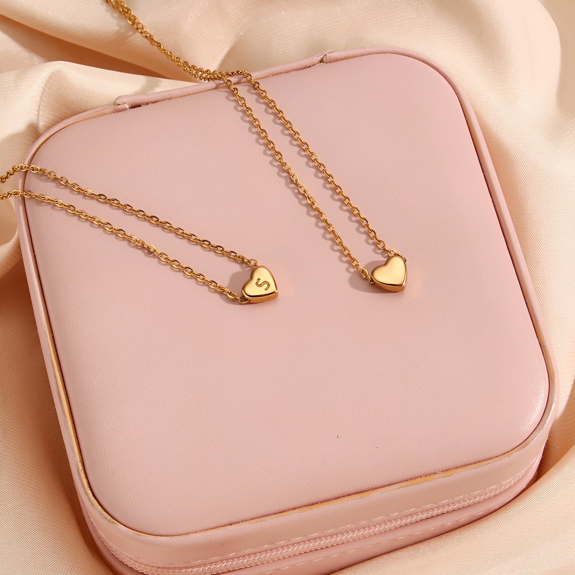 Amora – Collar con Iniciales en Forma de Corazón Baño de Oro