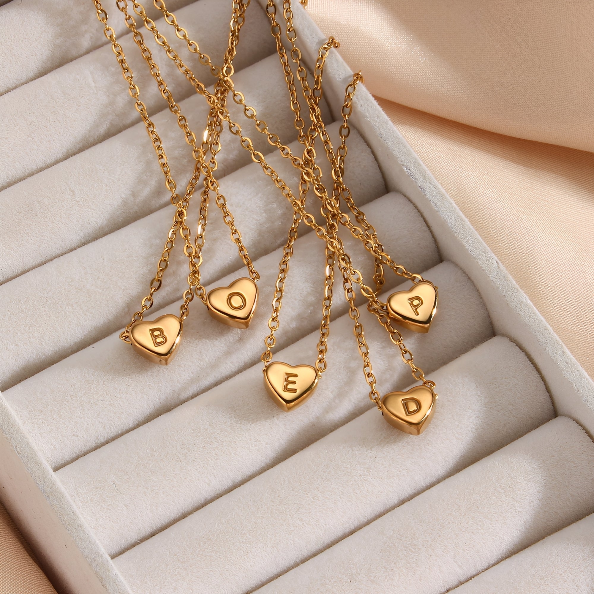 Amora – Collar con Iniciales en Forma de Corazón Baño de Oro