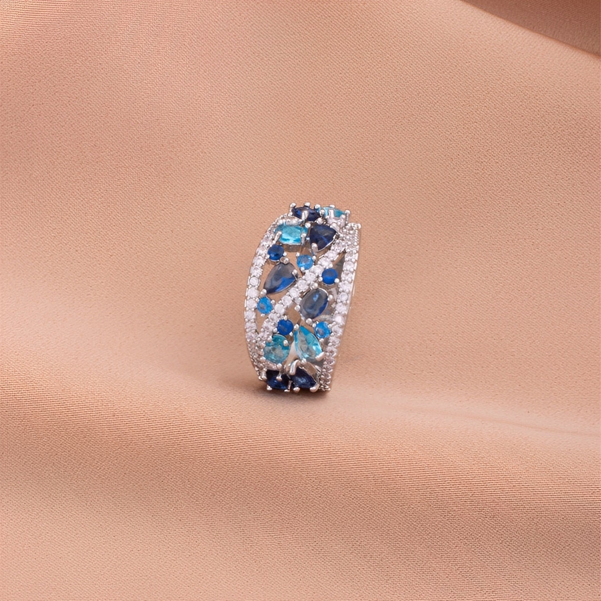 Julie – Anillo vintage con zirconia azul y detalle dorado