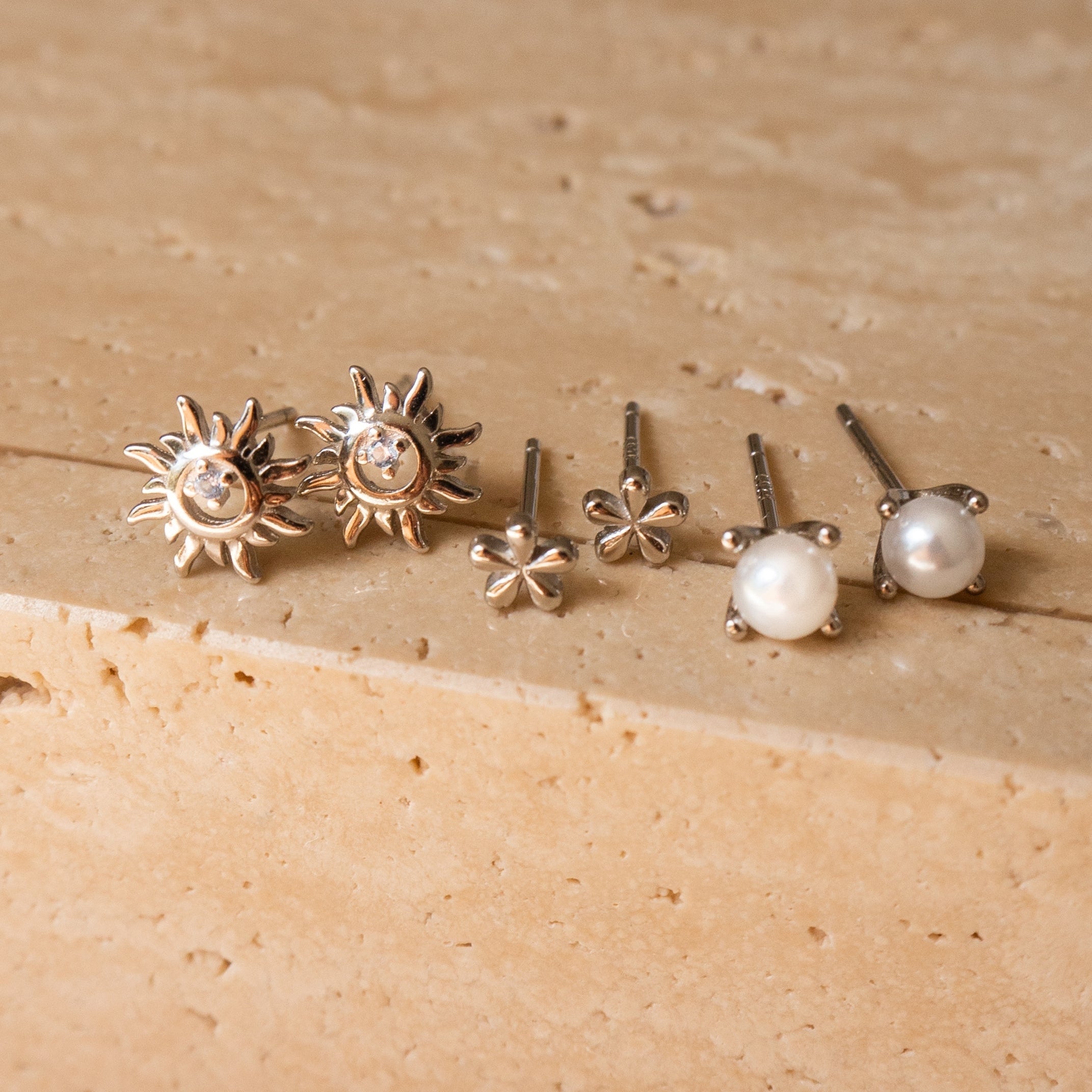 Pendientes de flores mini de plata esterlina