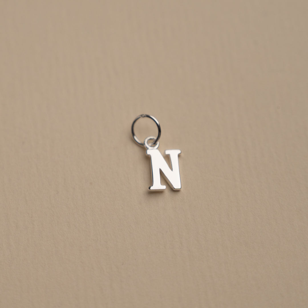 Nadia - Colgante de letra de plata