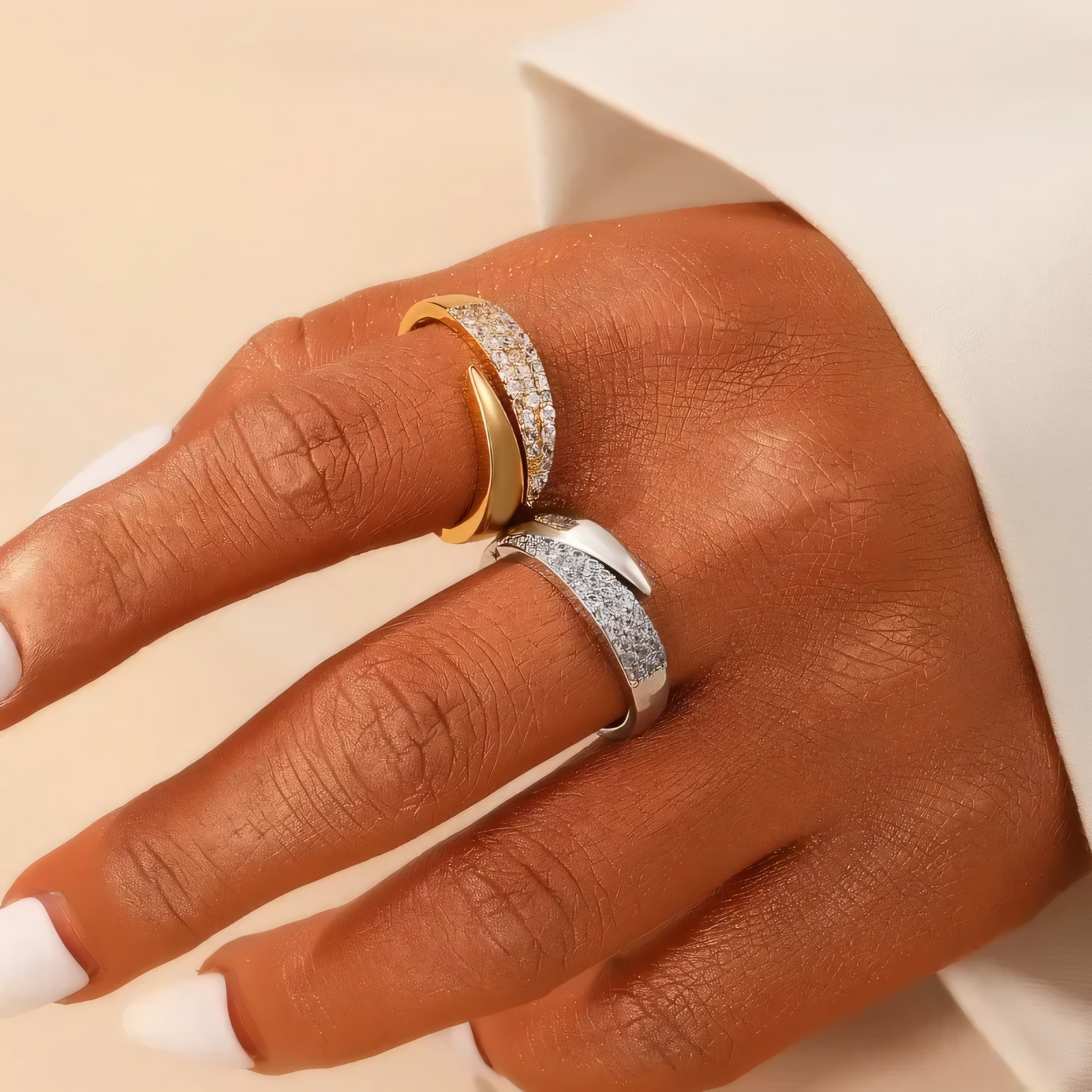 Irina – Anillo curvado dorado 18K