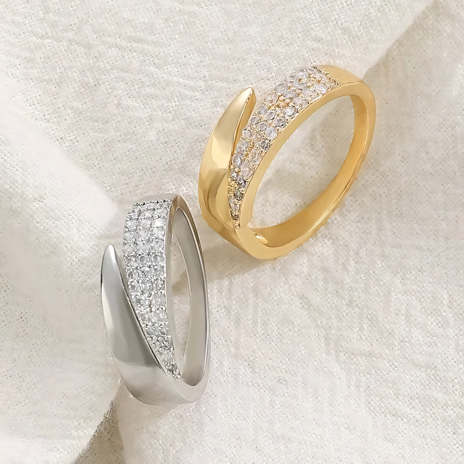 Irina – Anillo curvado dorado 18K
