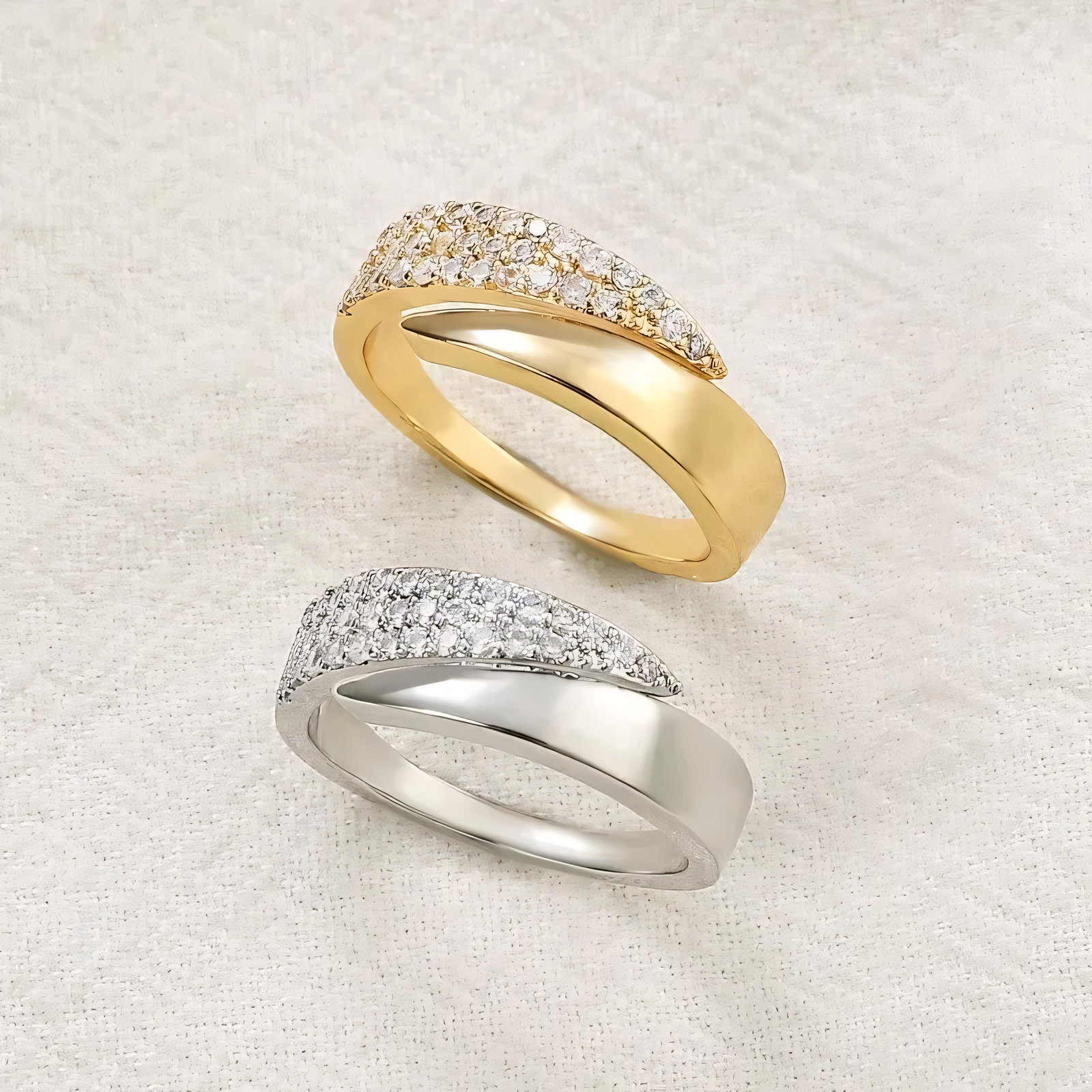 Irina – Anillo curvado dorado 18K