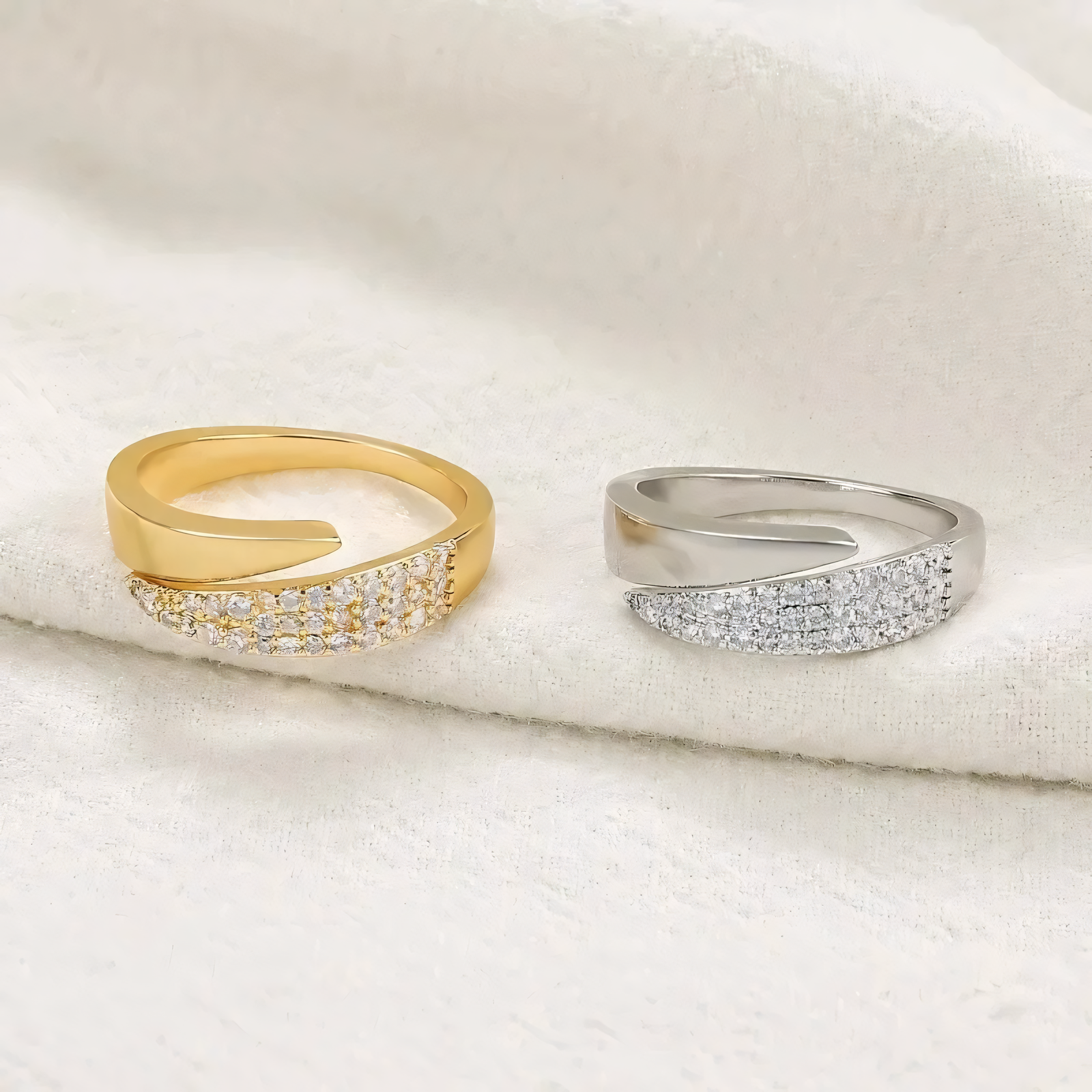 Irina – Anillo curvado dorado 18K