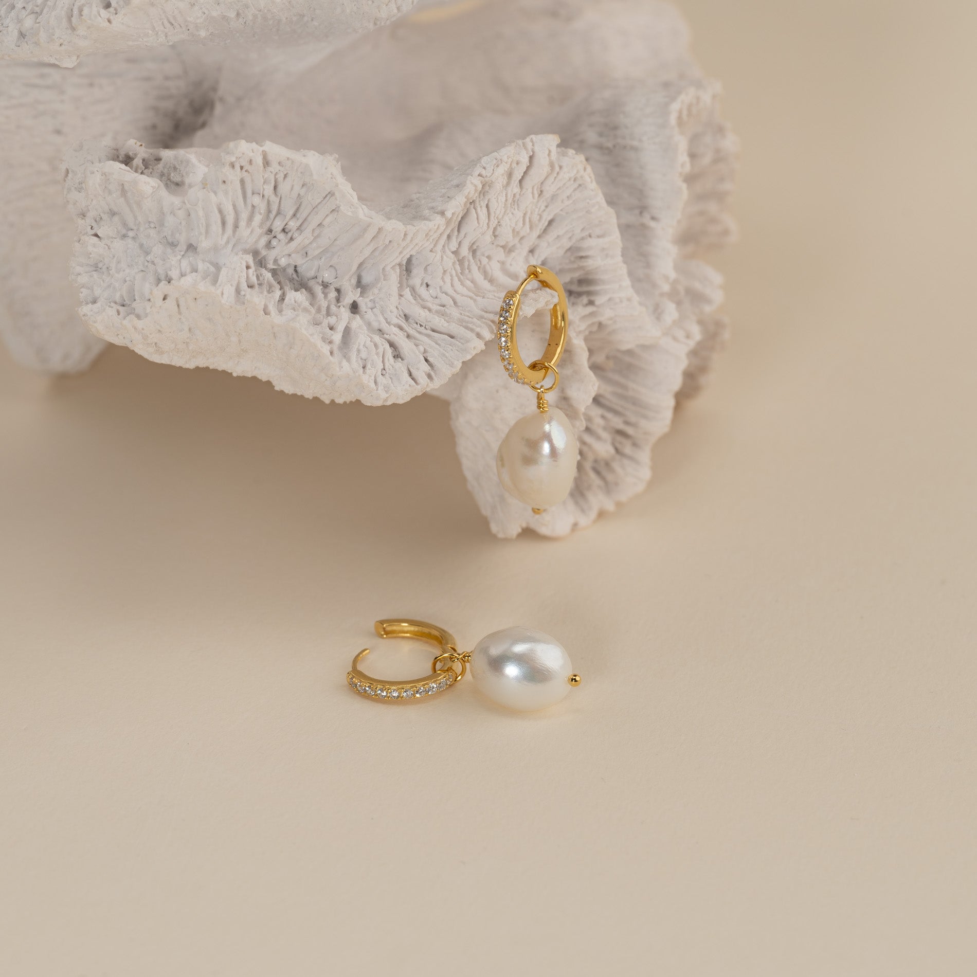 Wella - Pendientes de Aro de Zircón Dorado con Perlas