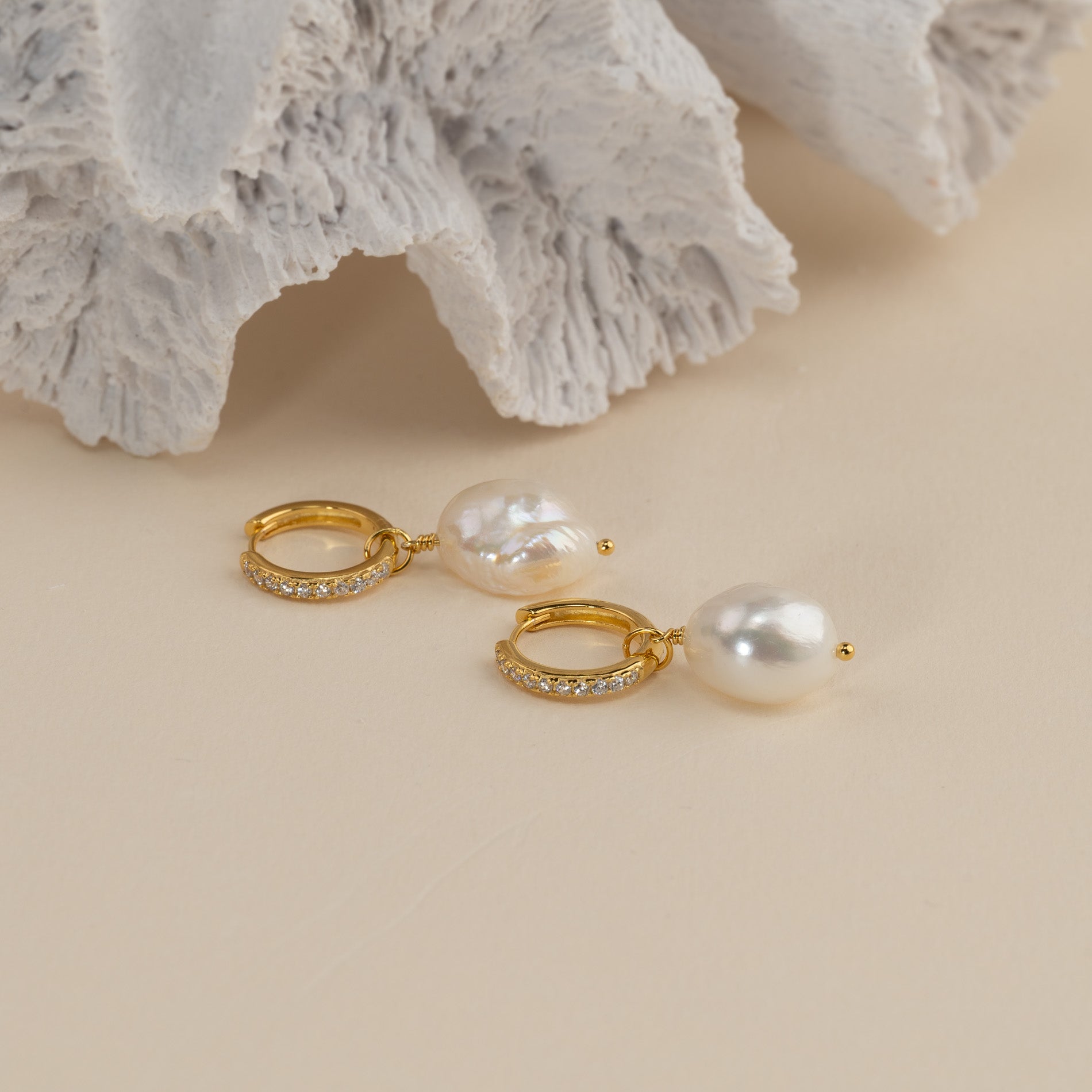 Wella - Pendientes de Aro de Zircón Dorado con Perlas