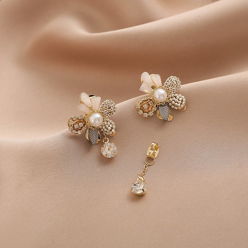 Pendientes de flores de perlas y borlas de cristal