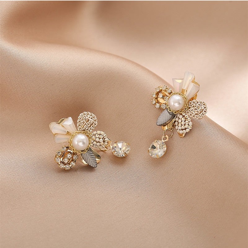 Pendientes de flores de perlas y borlas de cristal