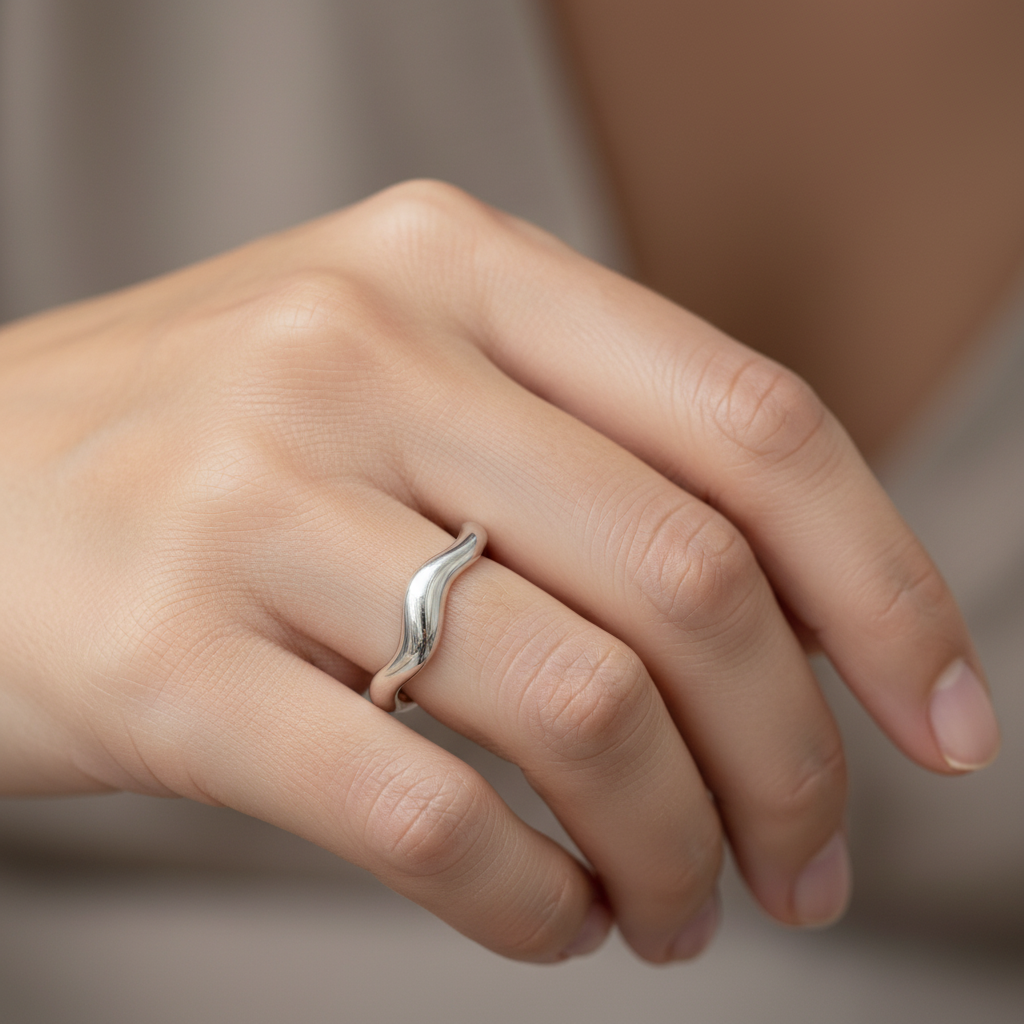Theva – Anillo abierto de ondas de agua de acero de titanio