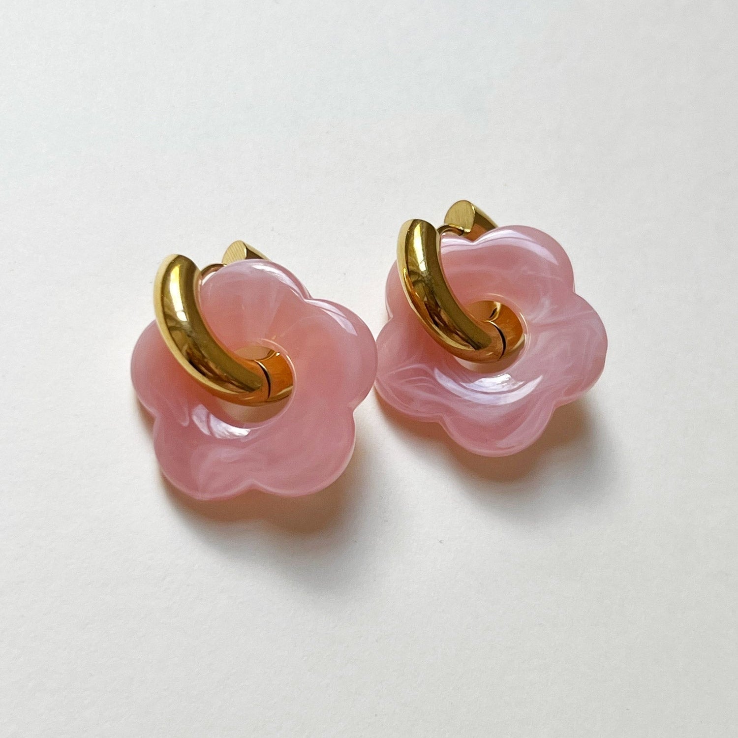 Aros de donut rosa con encanto de flor
