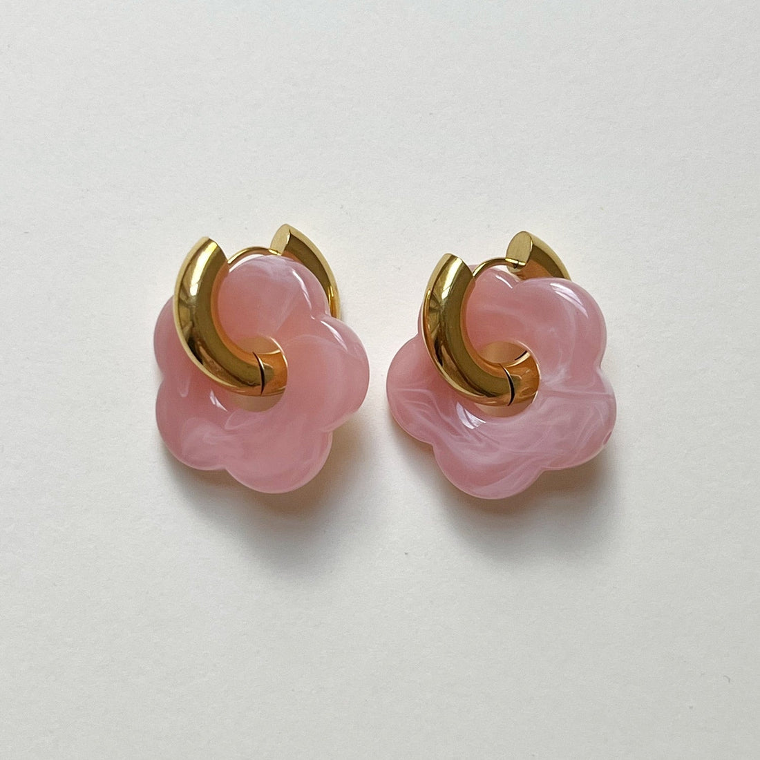 Aros de donut rosa con encanto de flor