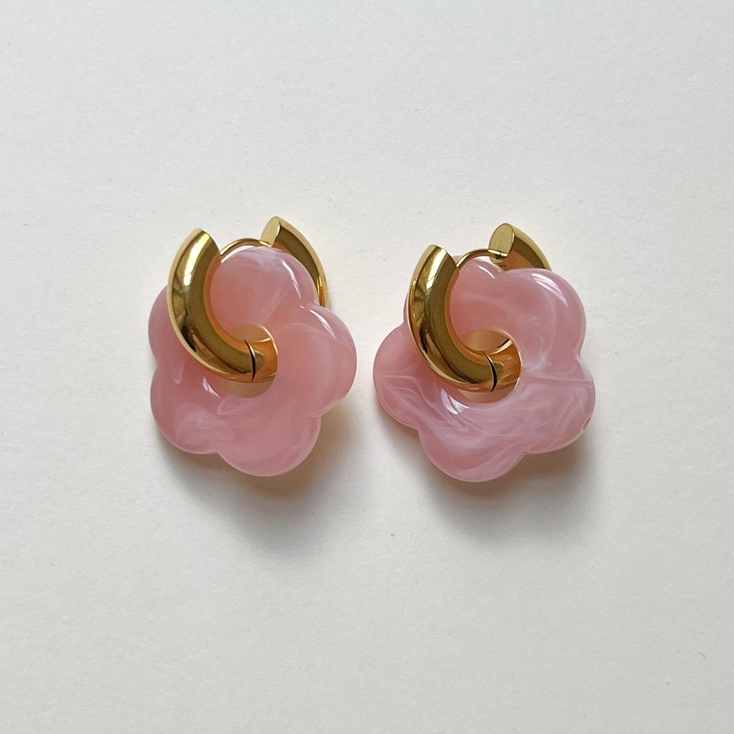 Aros de donut rosa con encanto de flor