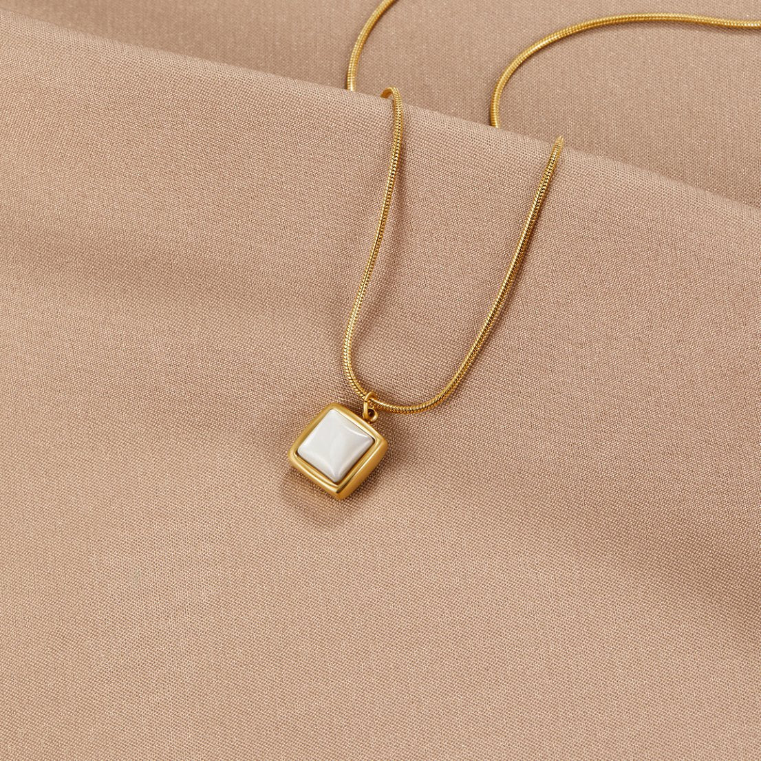 Riva – Collar con colgante de piedra lunar irisada