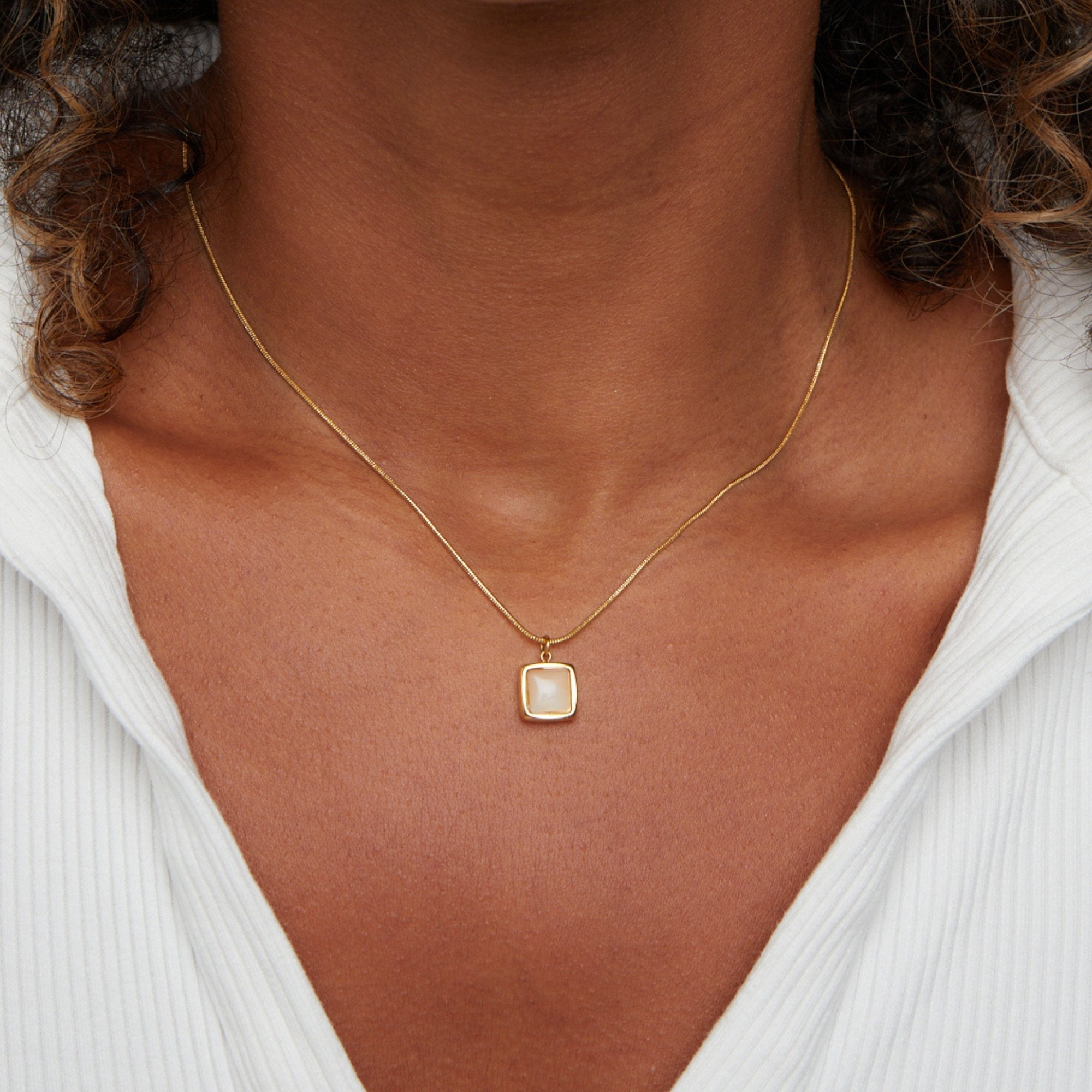 Riva – Collar con colgante de piedra lunar irisada