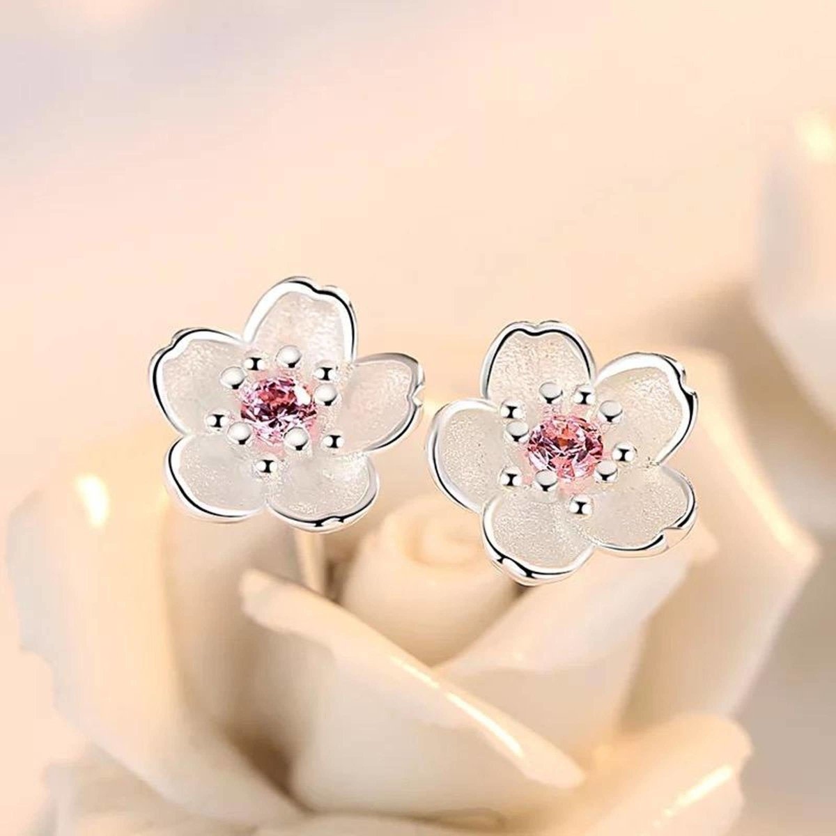 Holly - Pendientes de flores de cerezo plateados