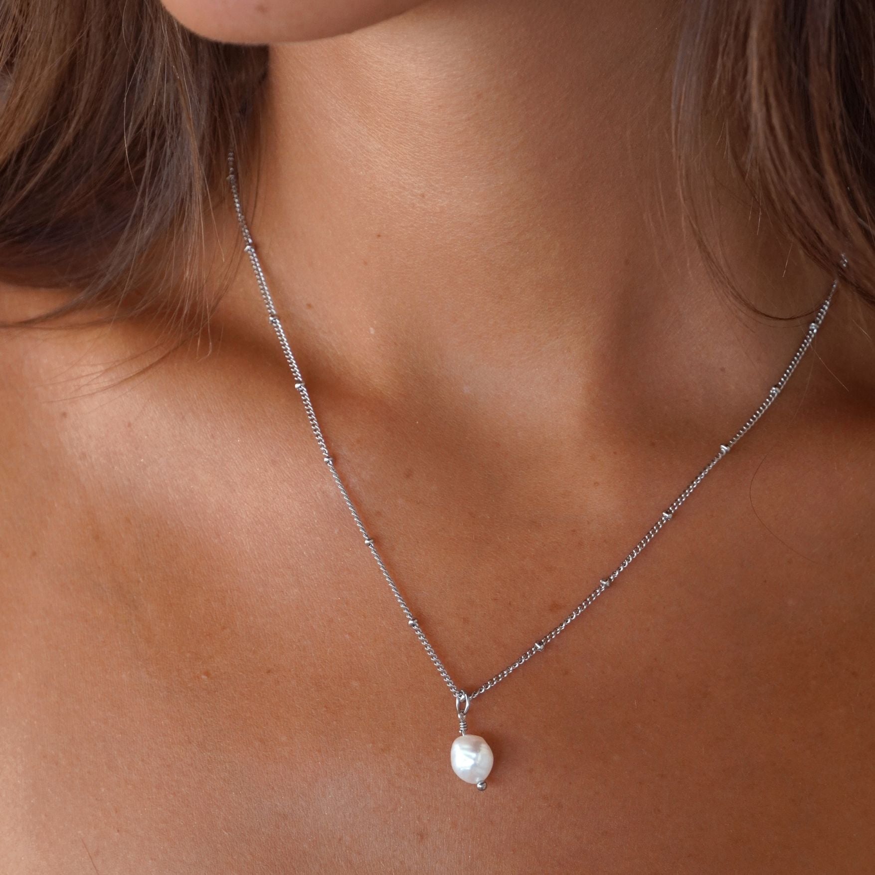 Marinelle – Colgante atemporal con perla de agua dulce