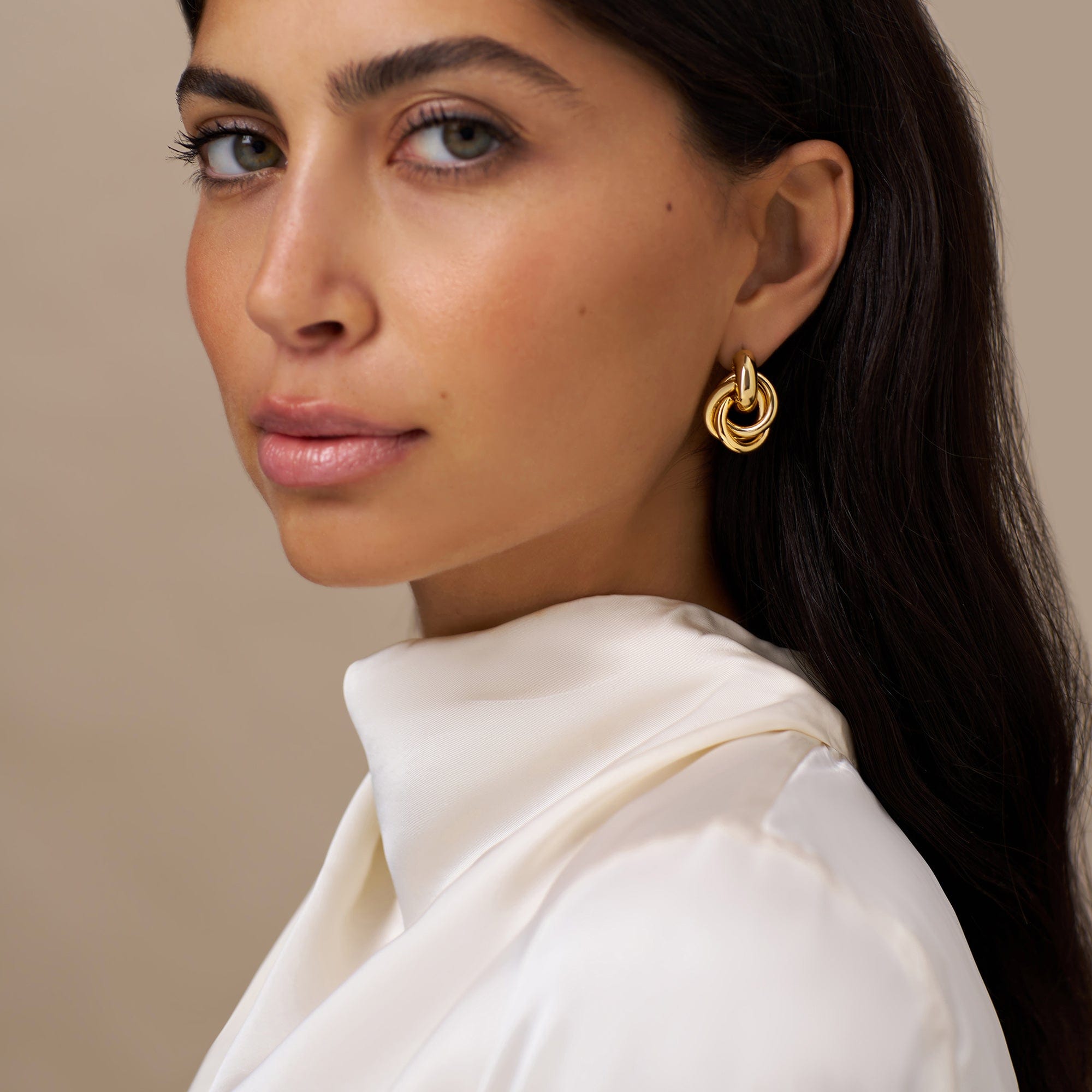 Rania – Pendientes de Diseño Entretejido en Oro