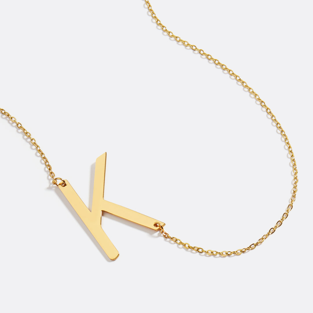 Inez – Collar con inicial declarativa