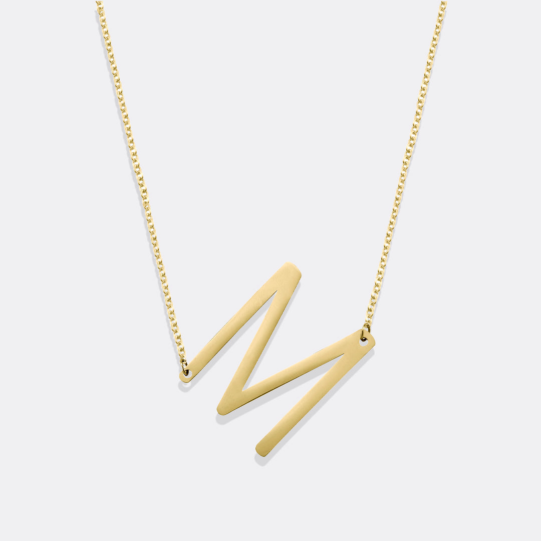 Inez – Collar con inicial declarativa