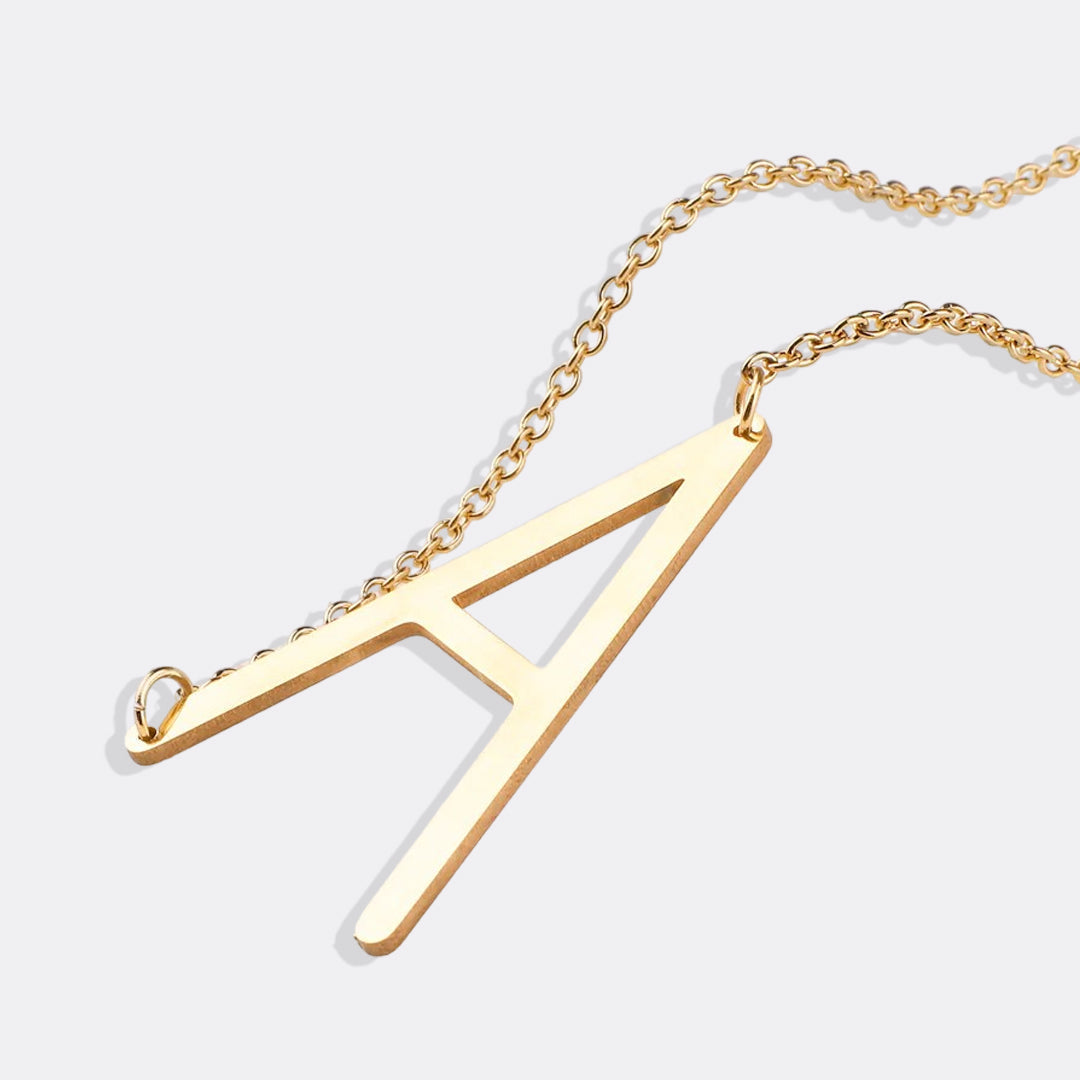Inez – Collar con inicial declarativa