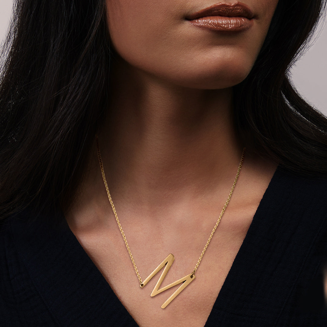 Inez – Collar con inicial declarativa