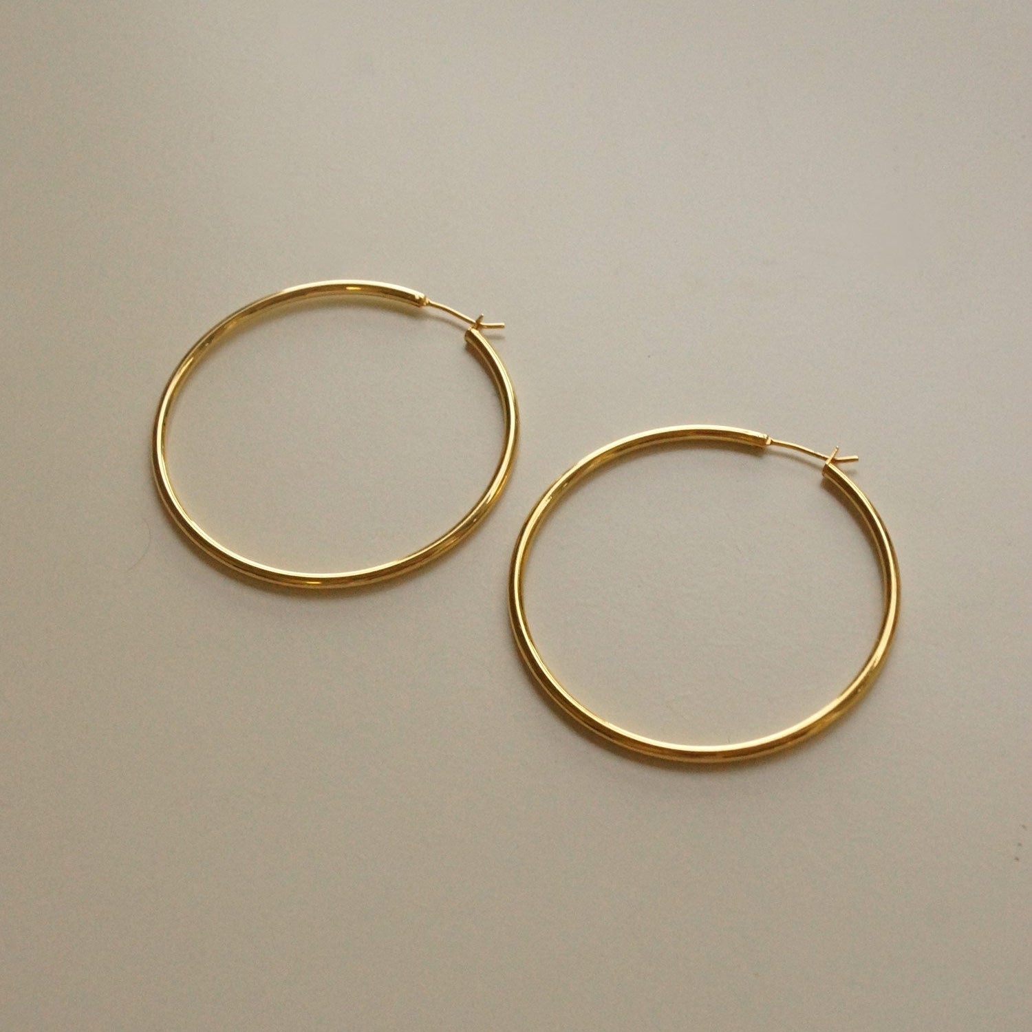 Bella - Grandes aros delgados dorados