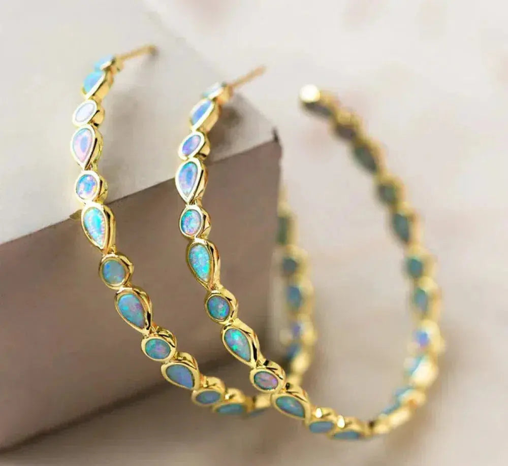 Elegancia luminosa - Pendientes de ópalo azul y oro