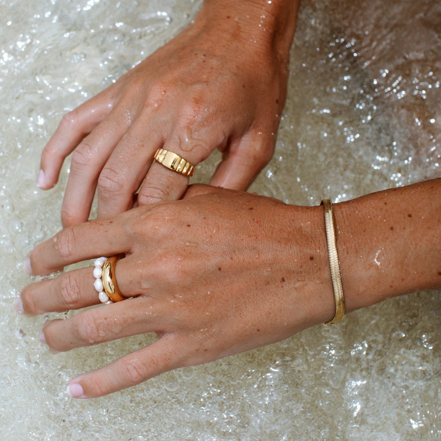 Kauai – Pulsera dorada impermeable de espiga