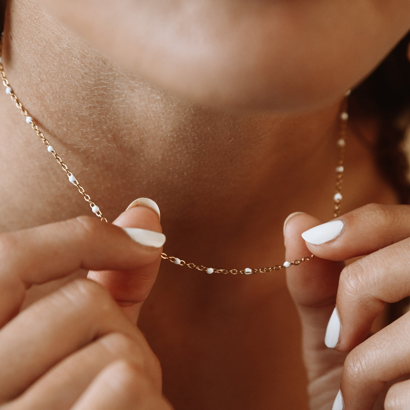 Isla – Collar con Perlas Blancas Emailladas