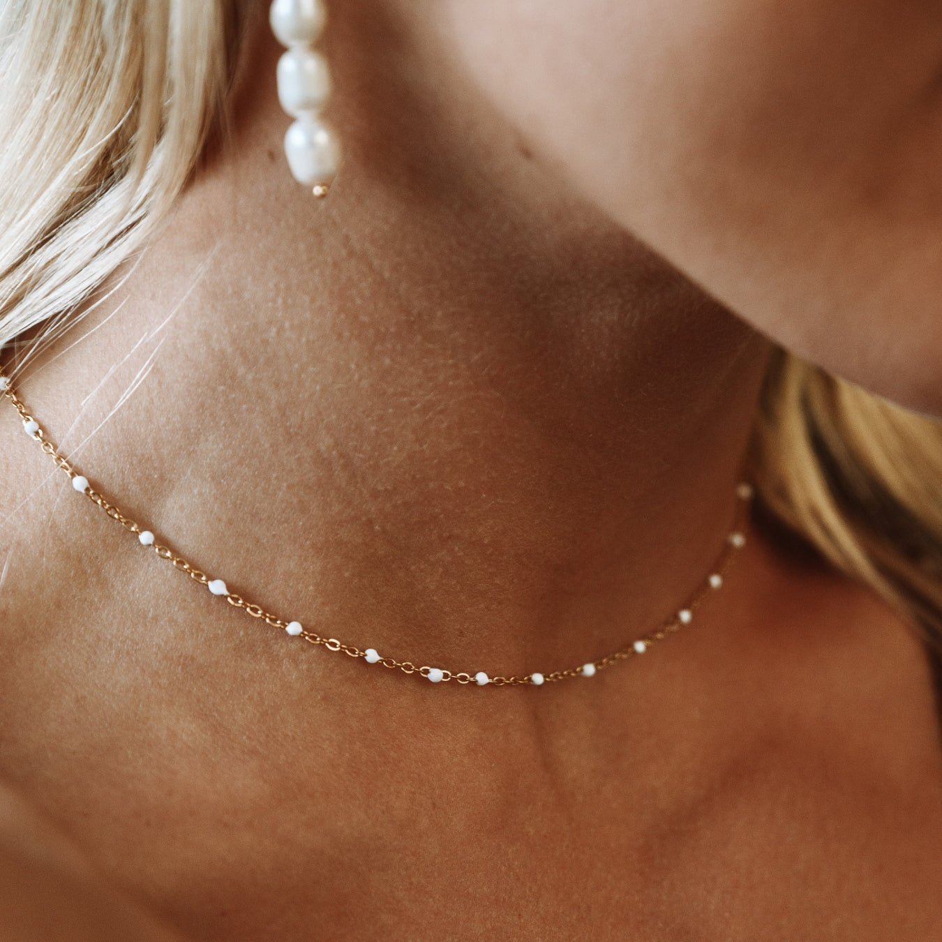 Isla – Collar con Perlas Blancas Emailladas