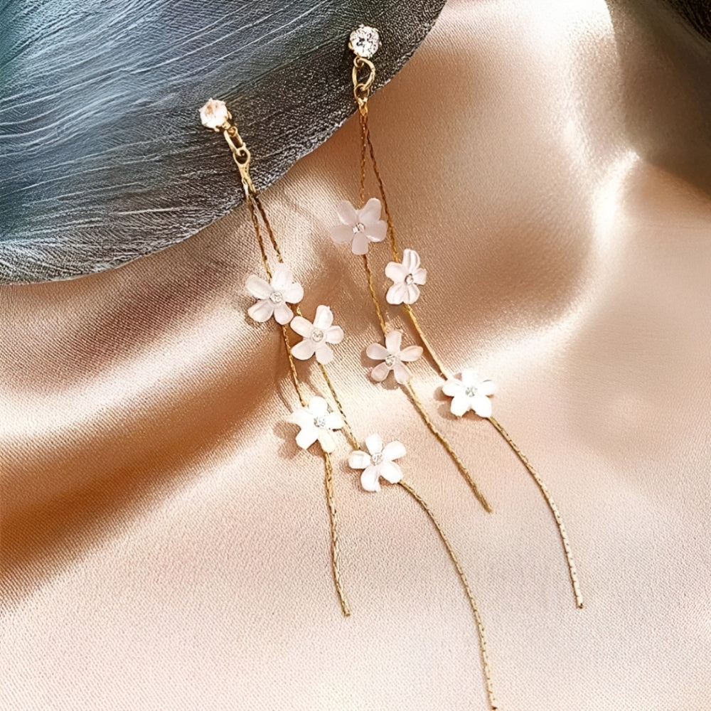 Pendientes de flores blancas con hilos dorados