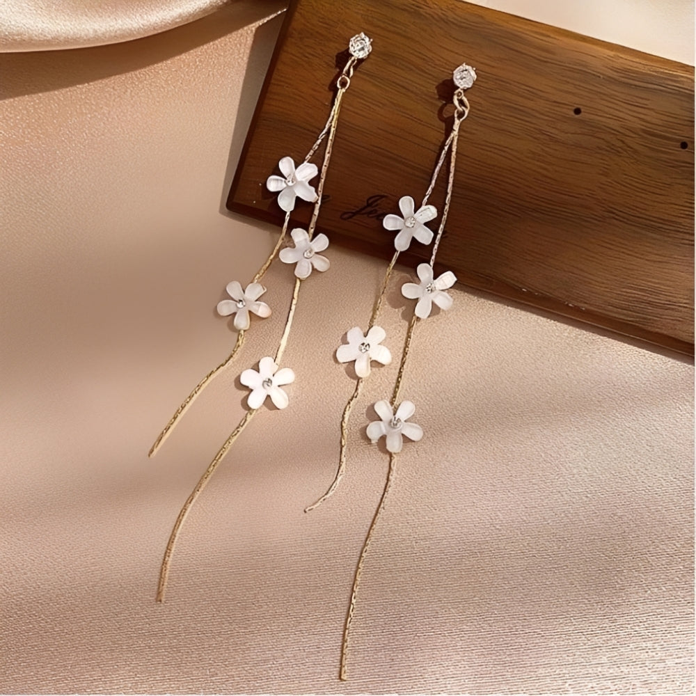 Pendientes de flores blancas con hilos dorados