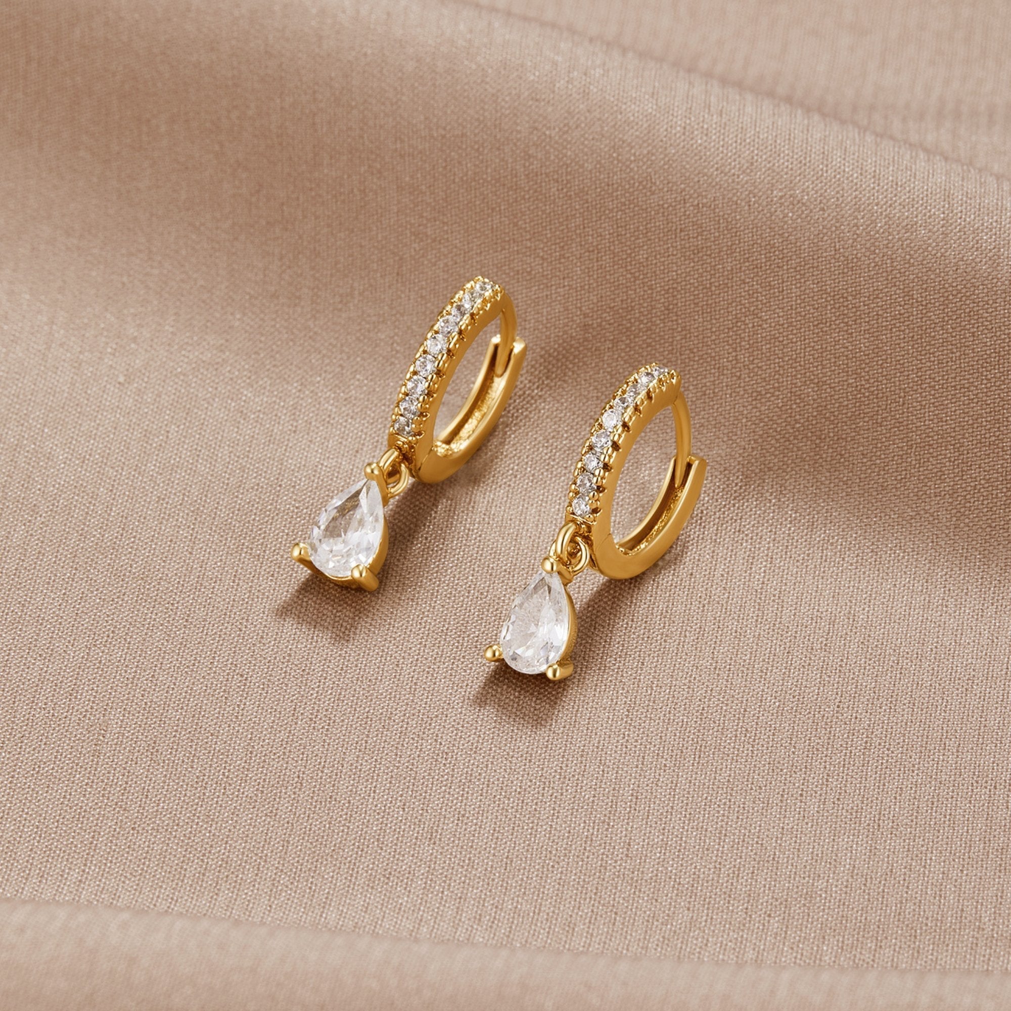 Aros de Oro con CZ de Marfil Blanco