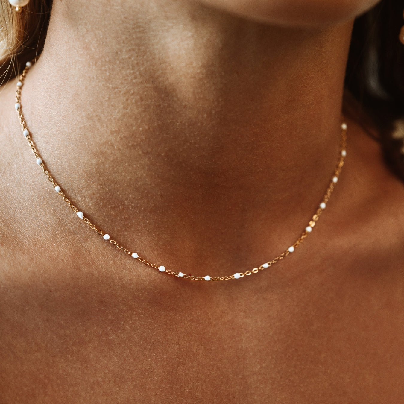 Isla – Collar con Perlas Blancas Emailladas