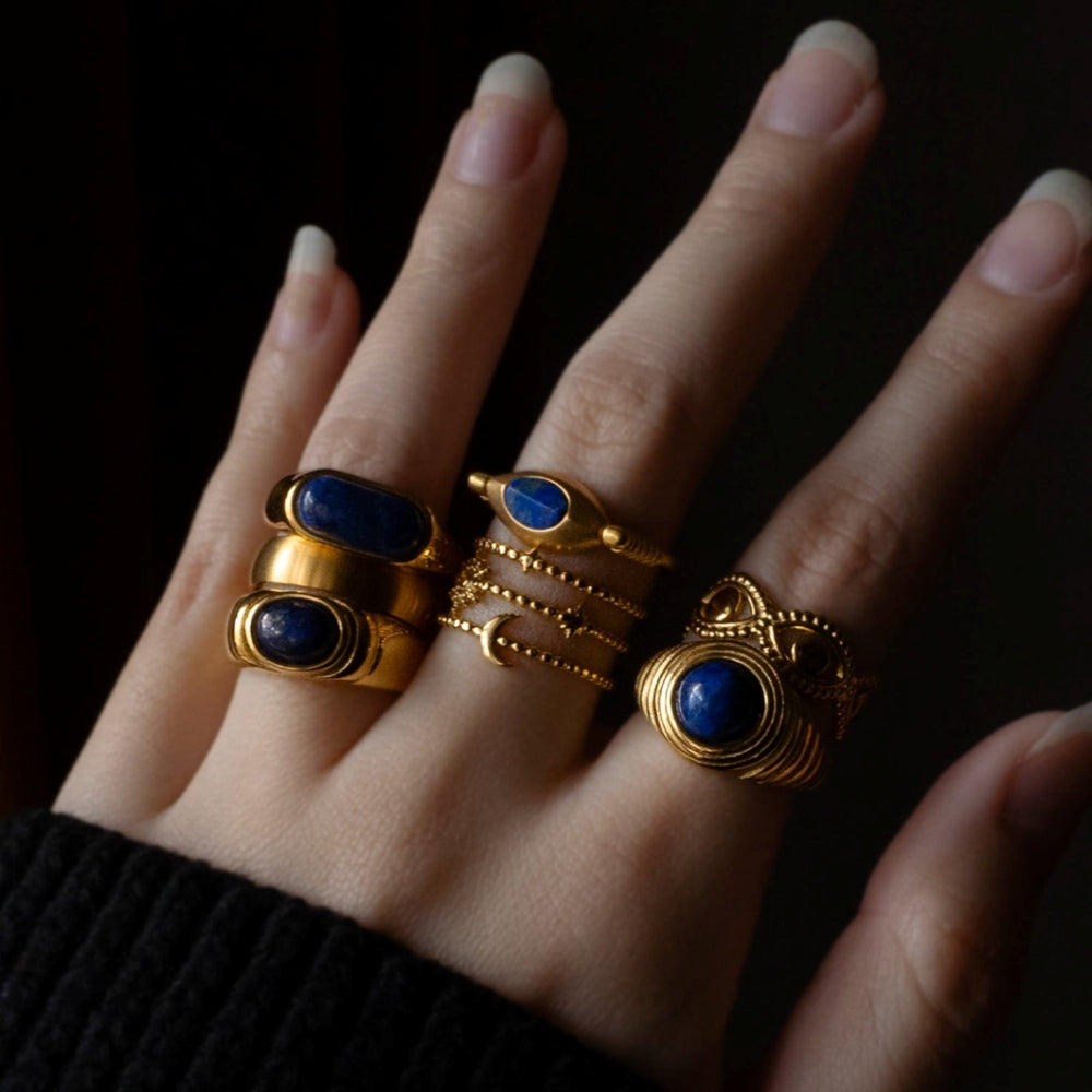 Aria - Anillo de oro liso con piedra azul