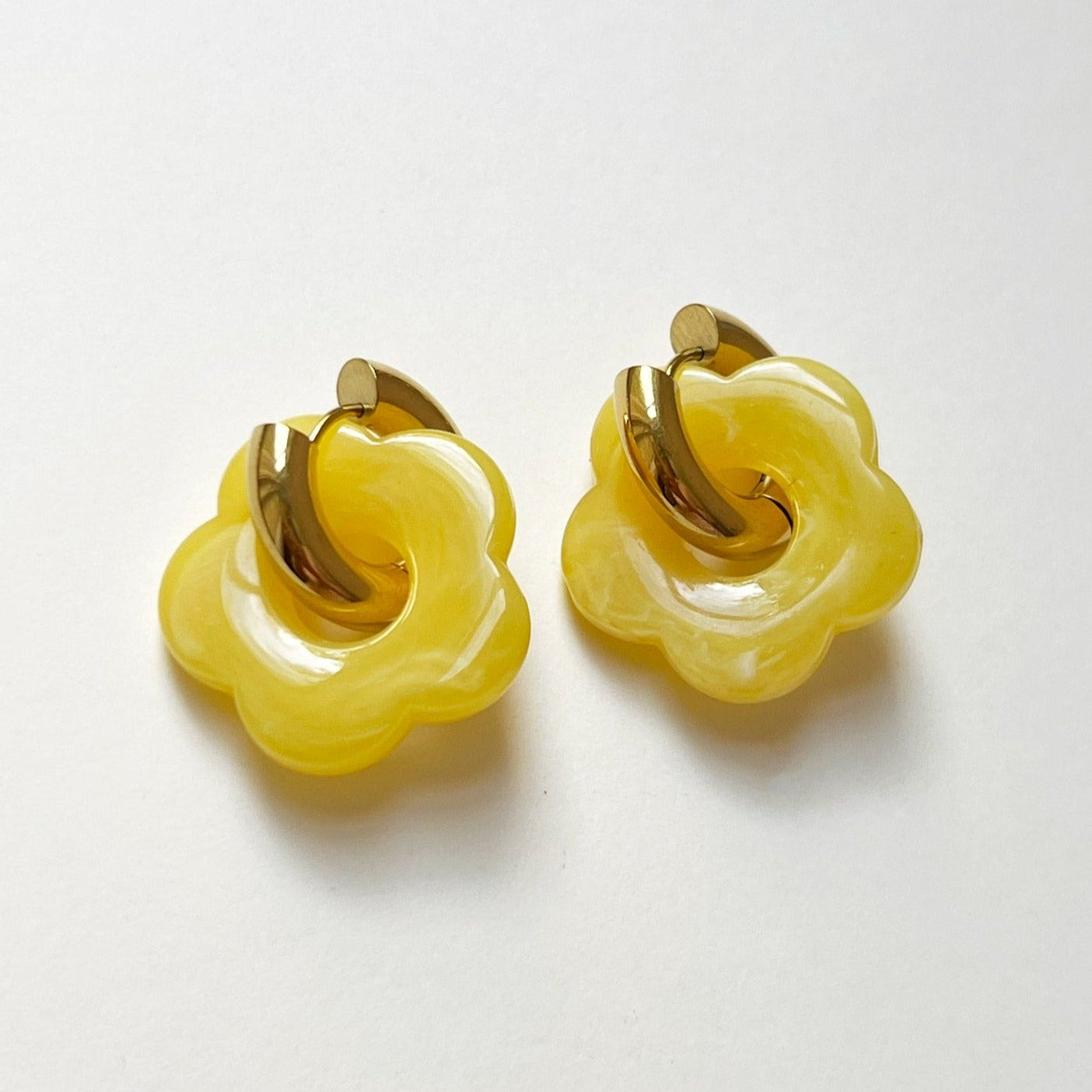 Aros de donut amarillos con colgante de flor