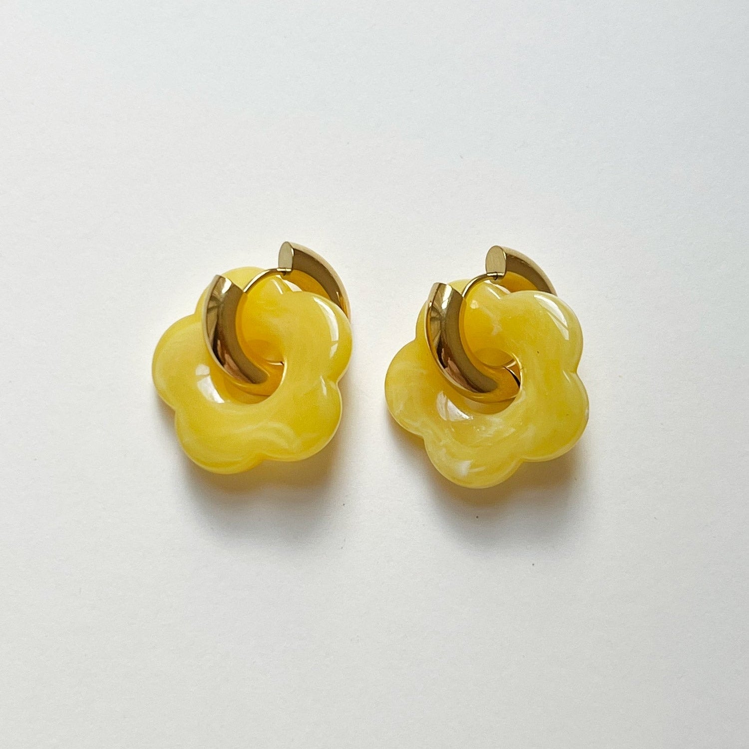 Aros de donut amarillos con colgante de flor